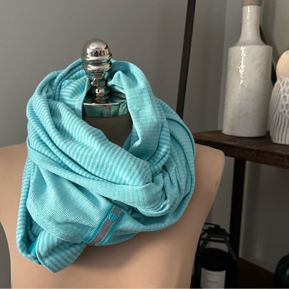 LULULEMON Women's Vinyasa Infinity Snap Scarf Wrap Shawl Blue Striped